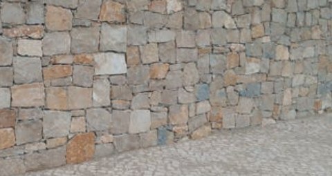 Mur en plaquettes de parement pierre naturelle, texture en gros plan.