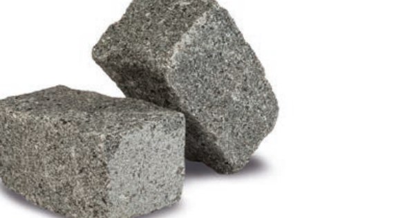 Pavé en granit noir, finition éclatée, deux pièces posées côte à côte.