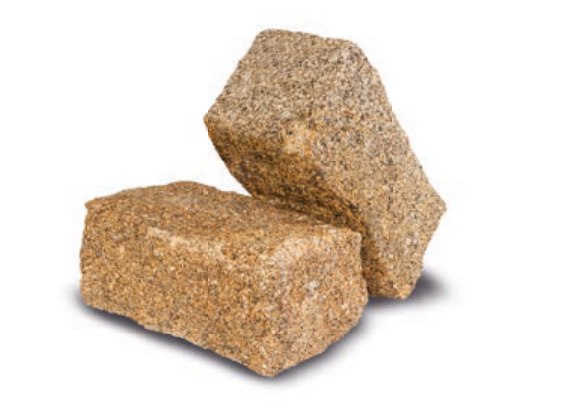 Pavé en granit ocre, finition éclatée, deux pièces posées côte à côte.