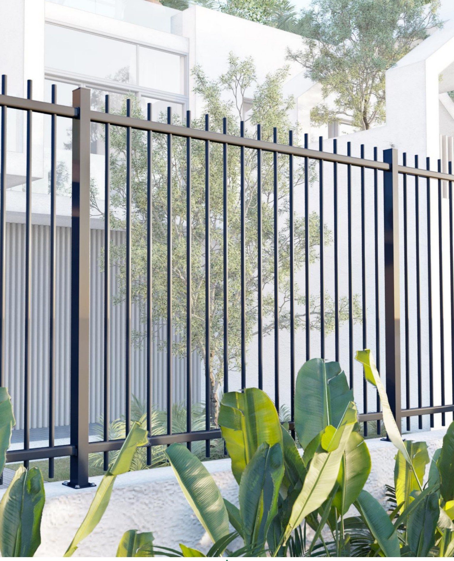 Poteau rectangulaire avec capuchon aluminium, clôture en barreaudage.