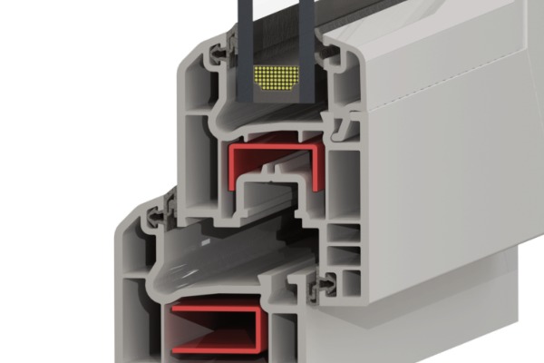 Coupe 3D d'un profilé PVC montrant les deux chambres d'acier de renfort galvanisé (mises en évidence en rouge, convention fabricant).
